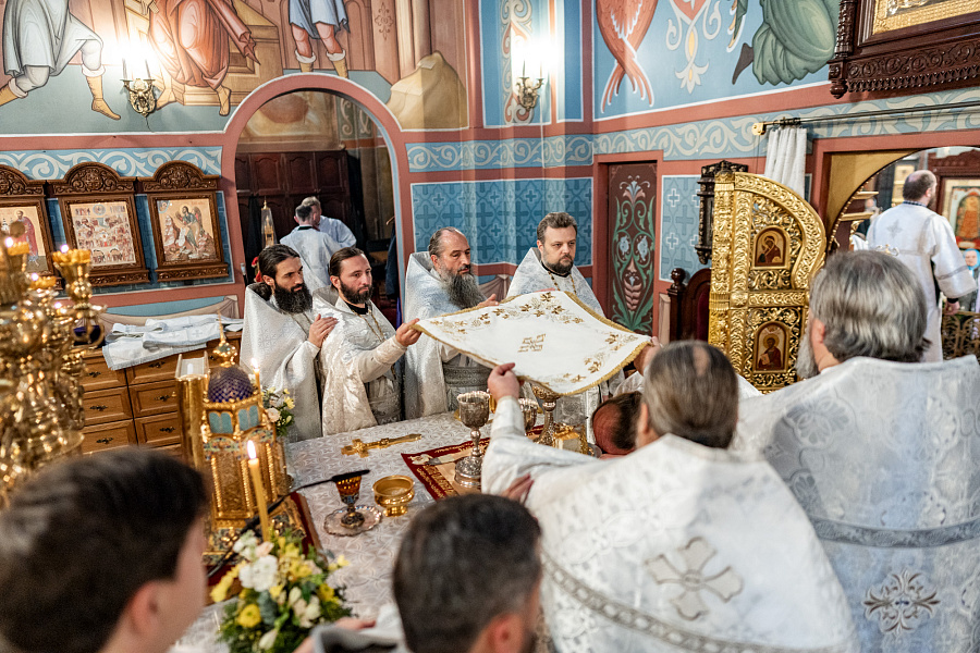 Архиерейское богослужение в соборе Всех святых, в земле Русской просиявших города Домодедово в День памяти жертв политических репрессий